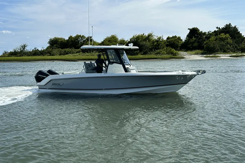 Slide: The Image of Boston Whaler 250 Outrage 2025 - 3