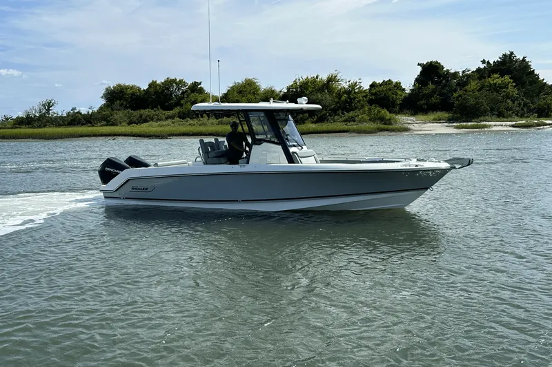 Slide: The Image of Boston Whaler 250 Outrage 2025 - 4