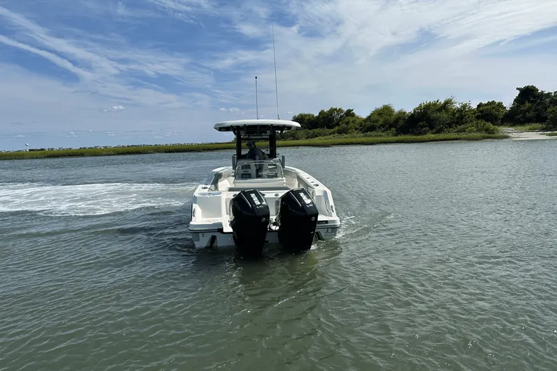 Slide: The Image of Boston Whaler 250 Outrage 2025 - 5