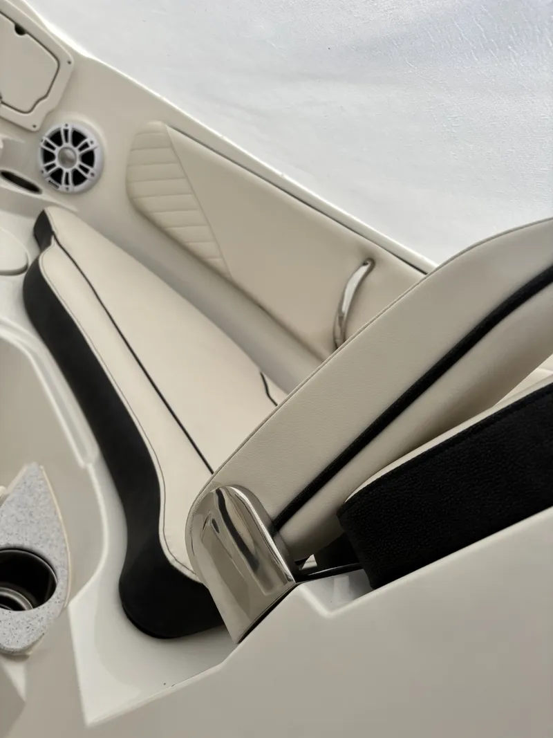 Slide: The Image of Stingray Boat Company 23 OSX 2024 - 25