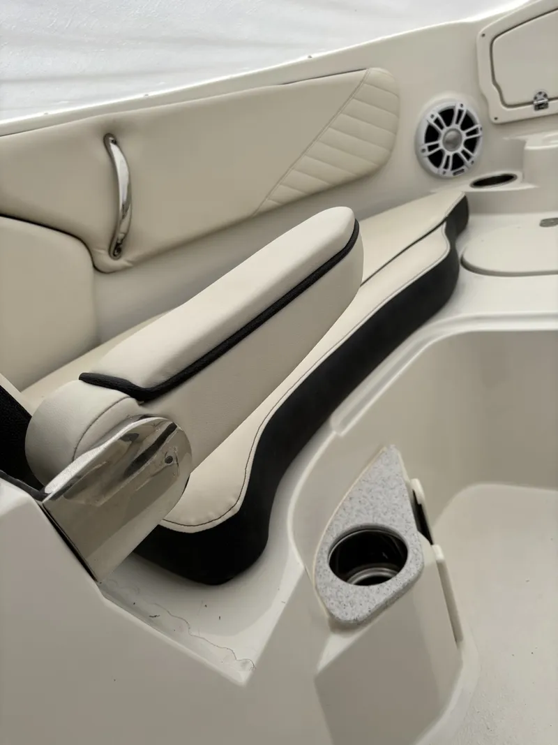 Slide: The Image of Stingray Boat Company 23 OSX 2024 - 24