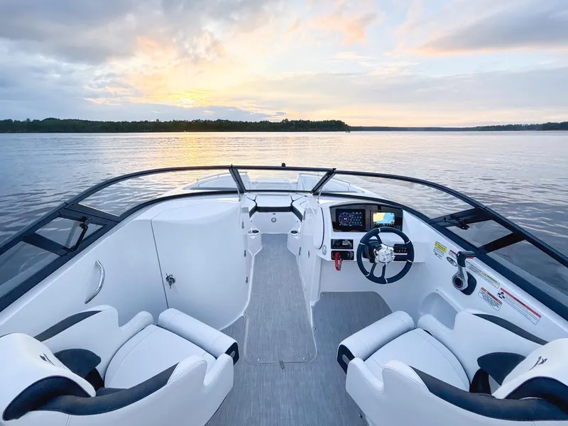 Slide: The Image of Stingray Boat Company 211 DC 2025 - 12