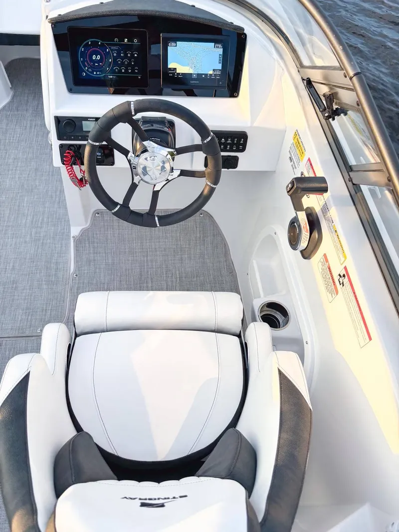 Slide: The Image of Stingray Boat Company 211 DC 2025 - 5