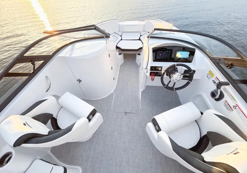Slide: The Image of Stingray Boat Company 211 DC 2025 - 7