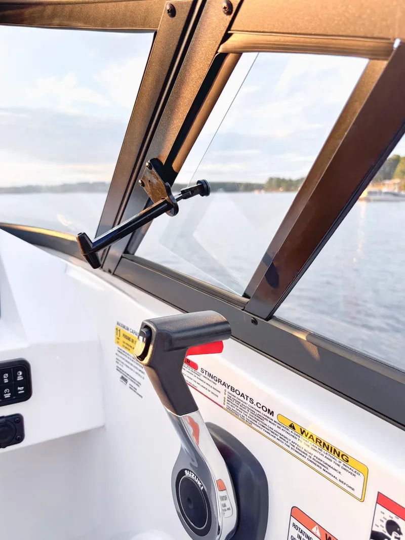 Slide: The Image of Stingray Boat Company 211 DC 2025 - 6