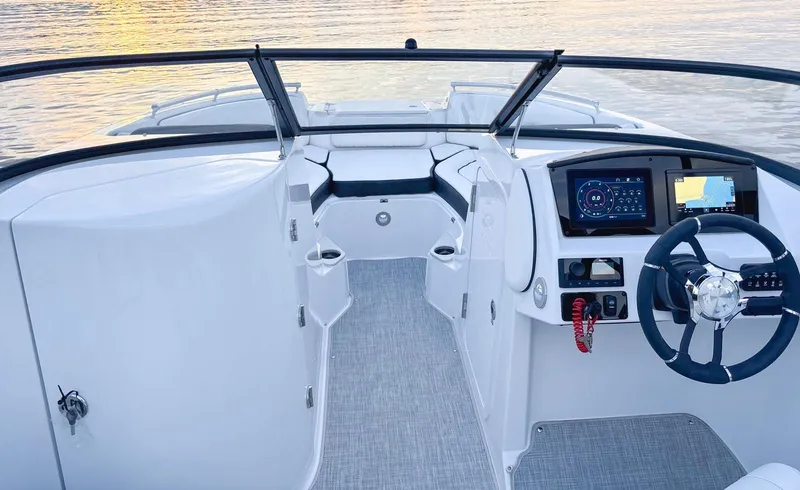 Slide: The Image of Stingray Boat Company 211 DC 2025 - 13