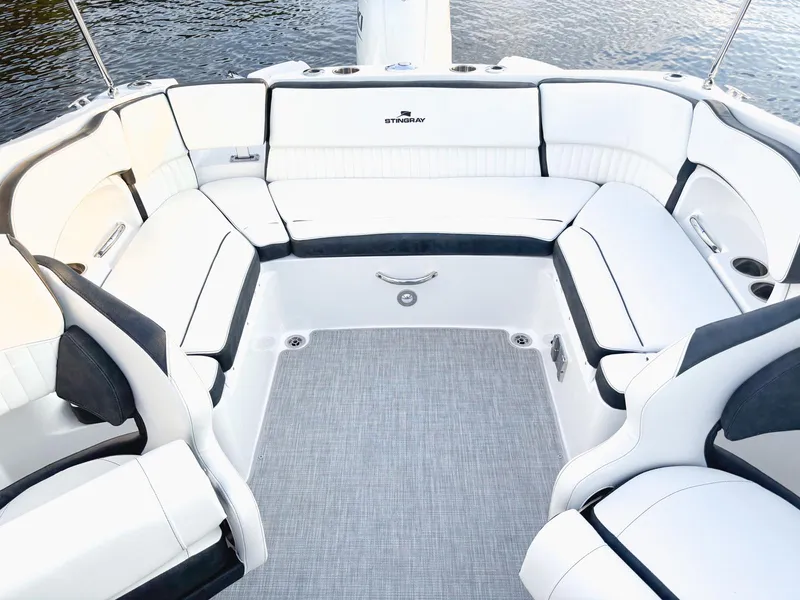 Slide: The Image of Stingray Boat Company 211 DC 2025 - 3