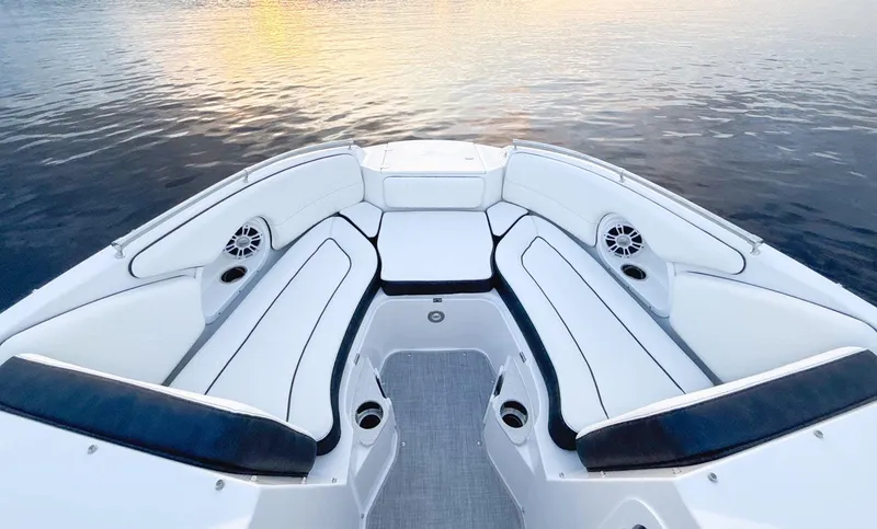 Slide: The Image of Stingray Boat Company 211 DC 2025 - 11