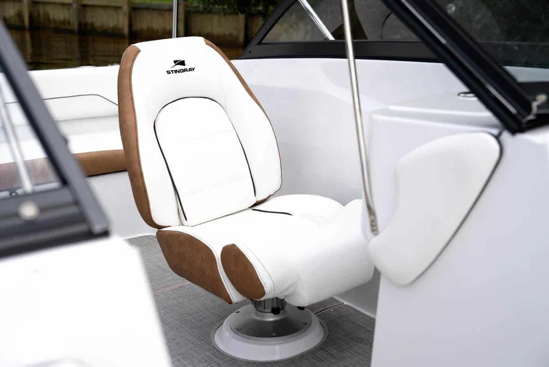 Slide: The Image of Stingray Boat Company 191 DC 2025 - 3