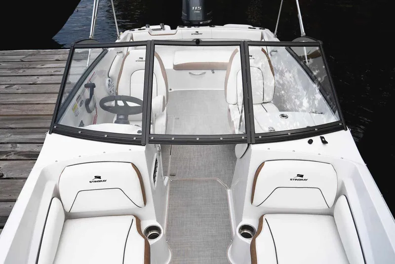 Slide: The Image of Stingray Boat Company 191 DC 2025 - 4