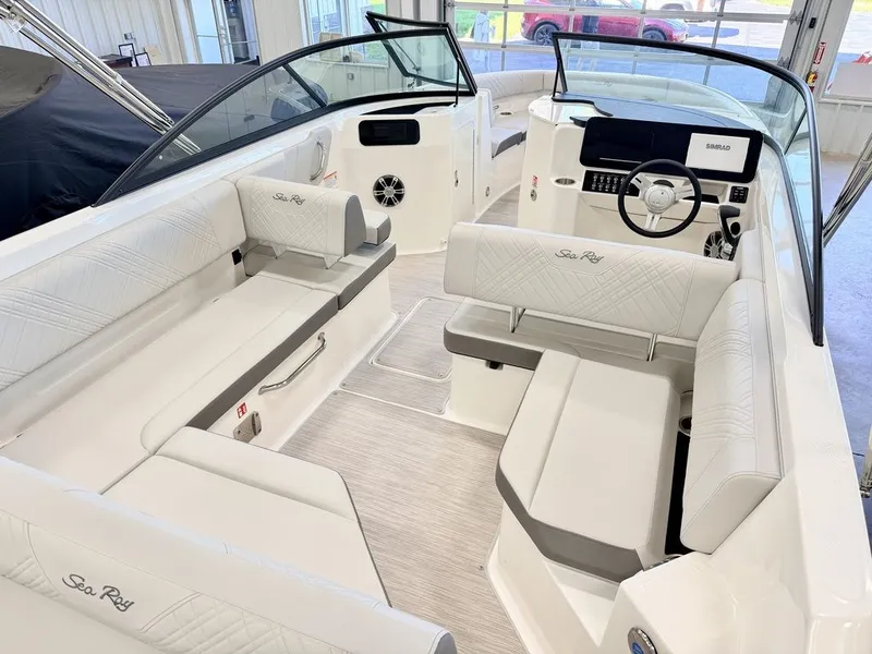 Slide: The Image of Sea Ray SDX 250 2026 - 21