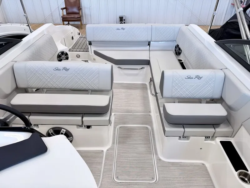 Slide: The Image of Sea Ray SDX 250 2026 - 18
