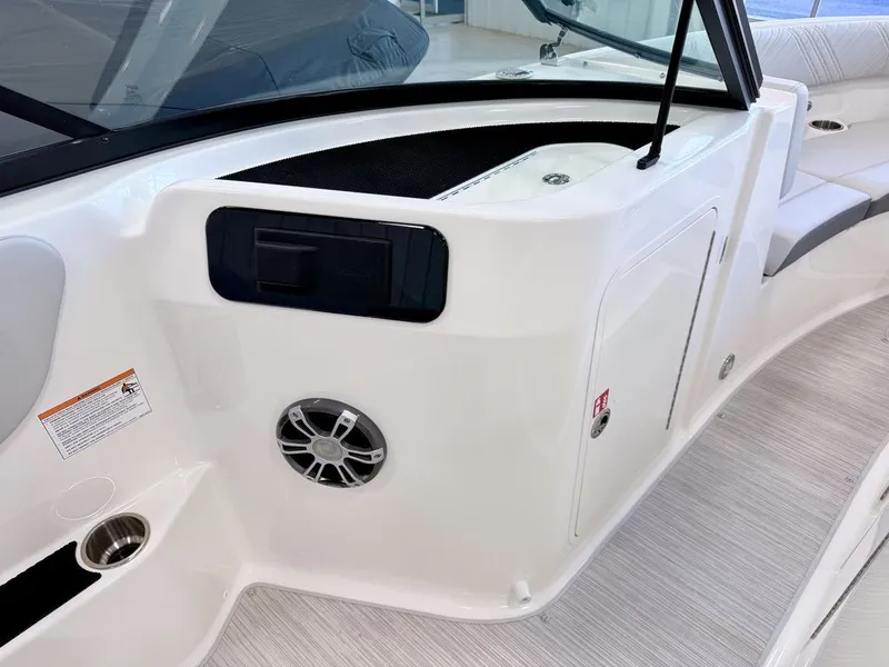 Slide: The Image of Sea Ray SDX 250 2026 - 7