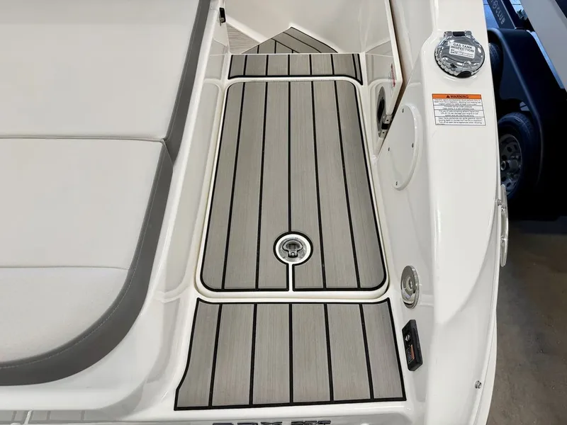 Slide: The Image of Sea Ray SDX 250 2026 - 40