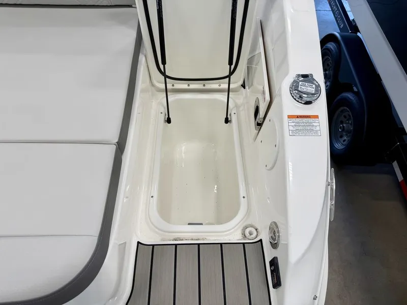Slide: The Image of Sea Ray SDX 250 2026 - 41