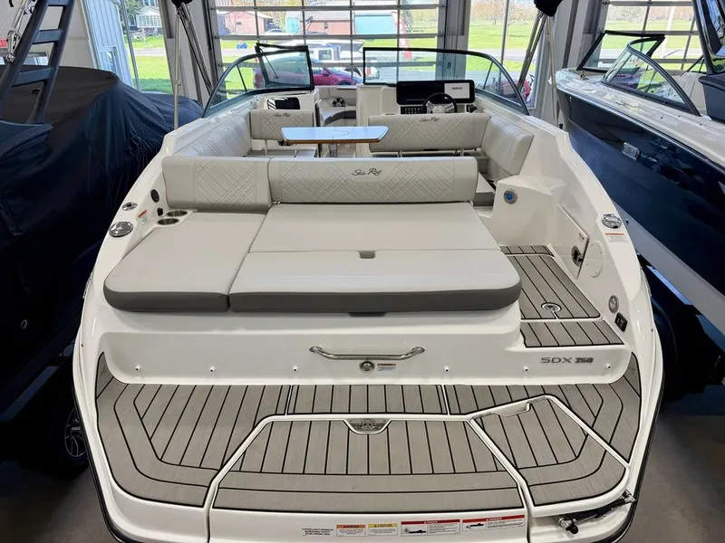 Slide: The Image of Sea Ray SDX 250 2026 - 42