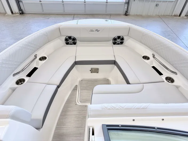 Slide: The Image of Sea Ray SDX 250 2026 - 11