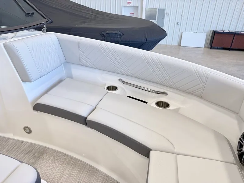 Slide: The Image of Sea Ray SDX 250 2026 - 13