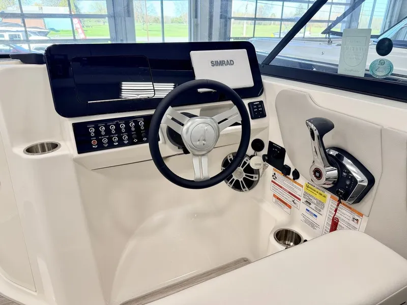 Slide: The Image of Sea Ray SDX 250 2026 - 5