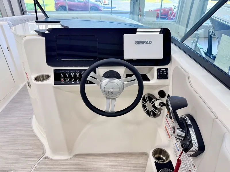 Slide: The Image of Sea Ray SDX 250 2026 - 6
