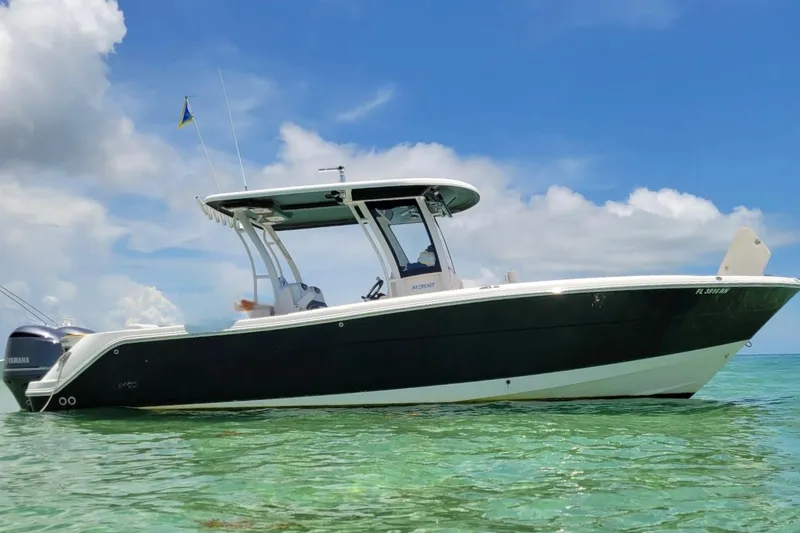 The Image of Robalo R302 Center Console 2018 - 0