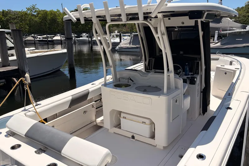Slide: The Image of Robalo R302 Center Console 2018 - 18