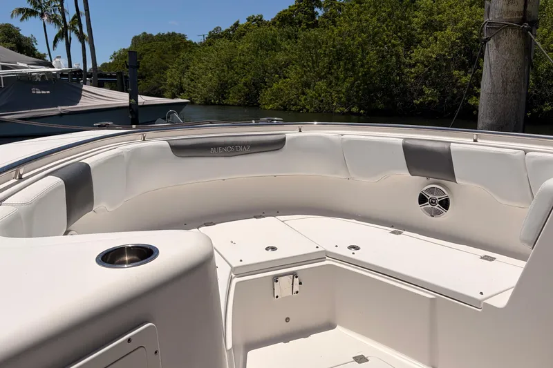 Slide: The Image of Robalo R302 Center Console 2018 - 28