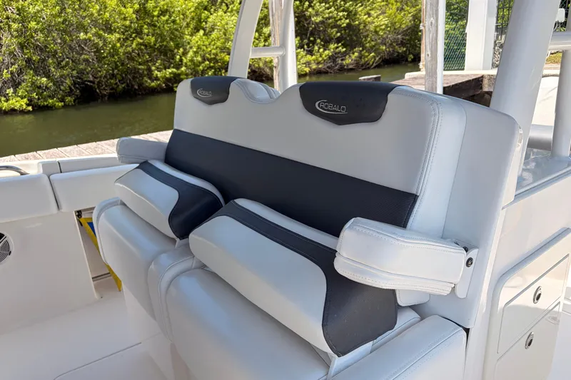 Slide: The Image of Robalo R302 Center Console 2018 - 14