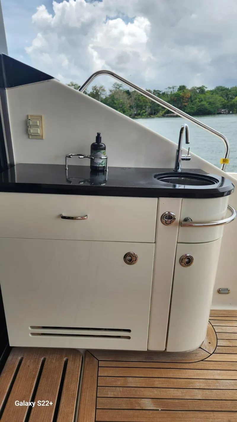 Slide: The Image of Sea Ray L650 Fly 2015 - 29