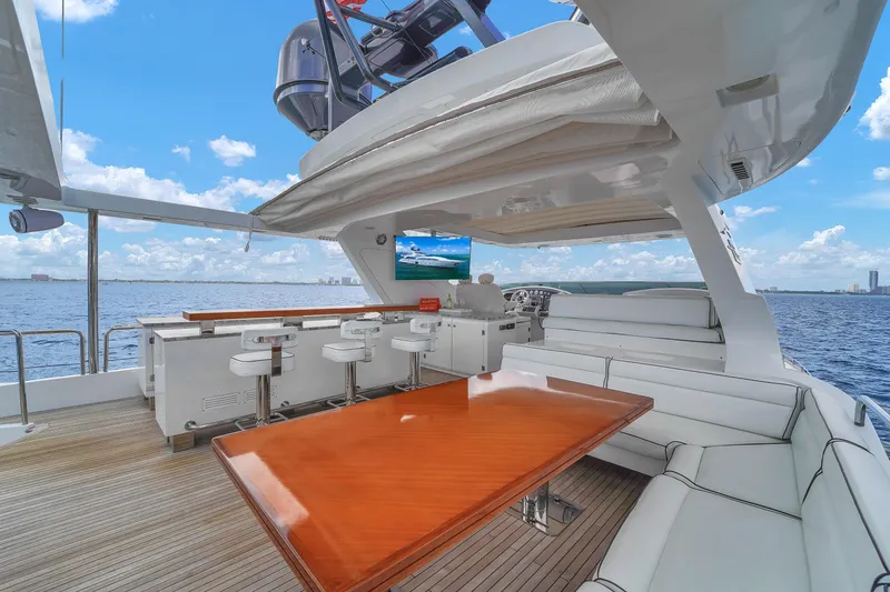 Slide: The Image of Azimut 105 2012 - 118