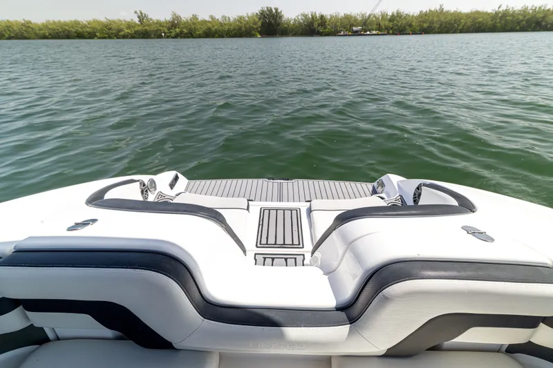 Slide: The Image of Yamaha 242 Limited S E-Series 2019 - 8
