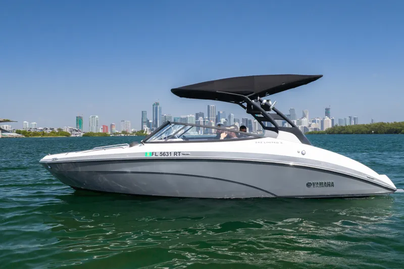 Slide: The Image of Yamaha 242 Limited S E-Series 2019 - 5