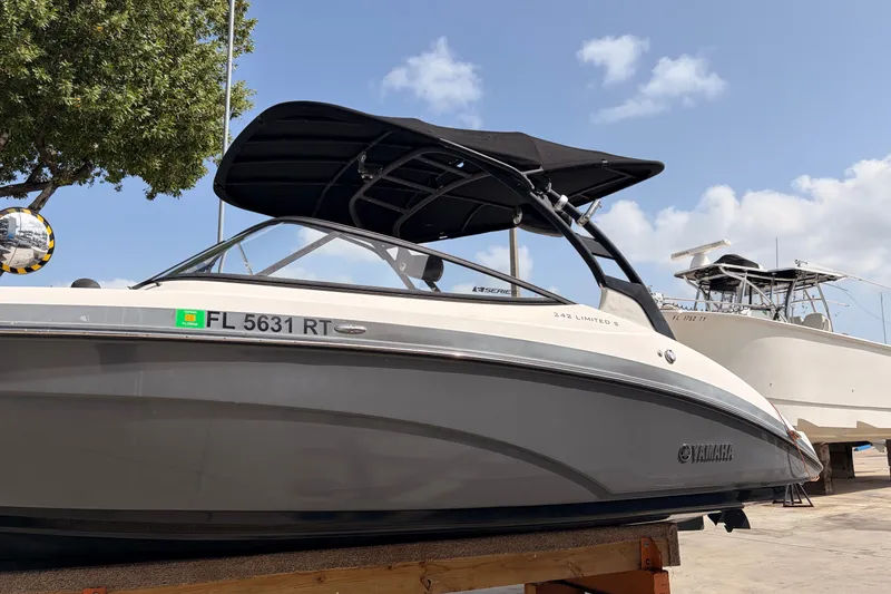 Slide: The Image of Yamaha 242 Limited S E-Series 2019 - 1