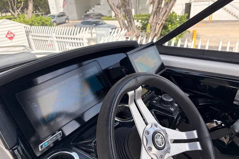 Slide: The Image of Yamaha 242 Limited S E-Series 2019 - 17