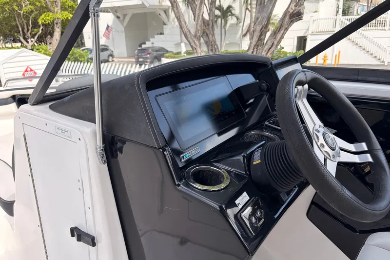 Slide: The Image of Yamaha 242 Limited S E-Series 2019 - 16