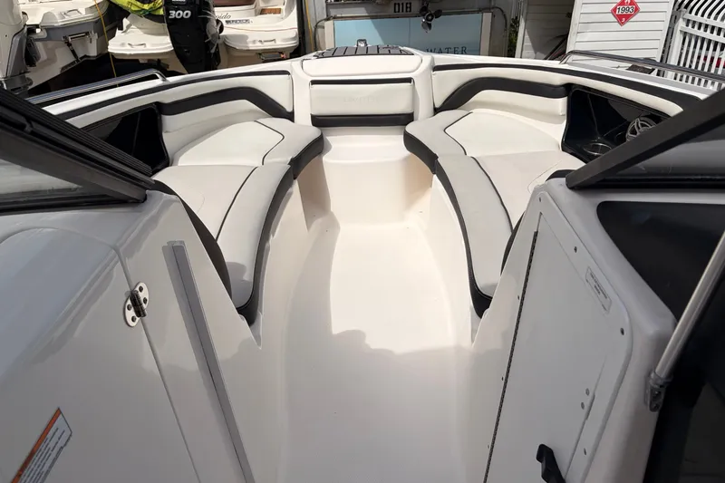 Slide: The Image of Yamaha 242 Limited S E-Series 2019 - 22