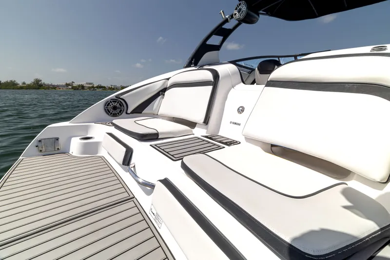 Slide: The Image of Yamaha 242 Limited S E-Series 2019 - 9