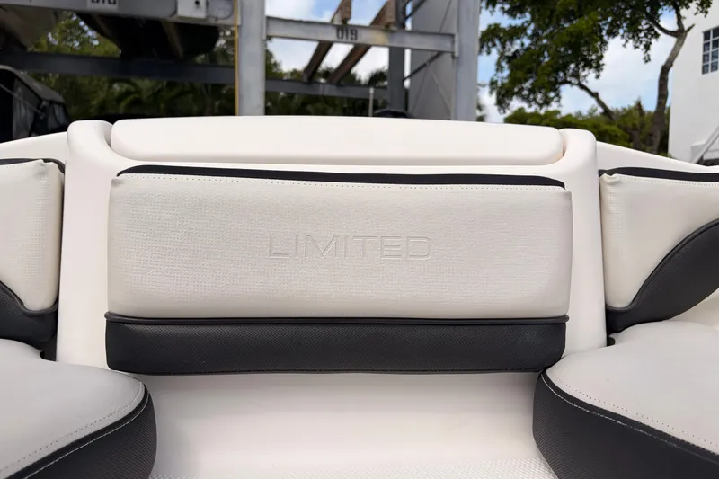Slide: The Image of Yamaha 242 Limited S E-Series 2019 - 24