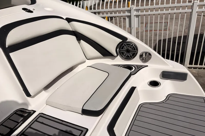 Slide: The Image of Yamaha 242 Limited S E-Series 2019 - 7