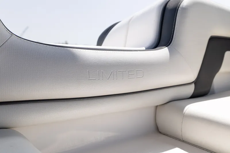 Slide: The Image of Yamaha 242 Limited S E-Series 2019 - 11