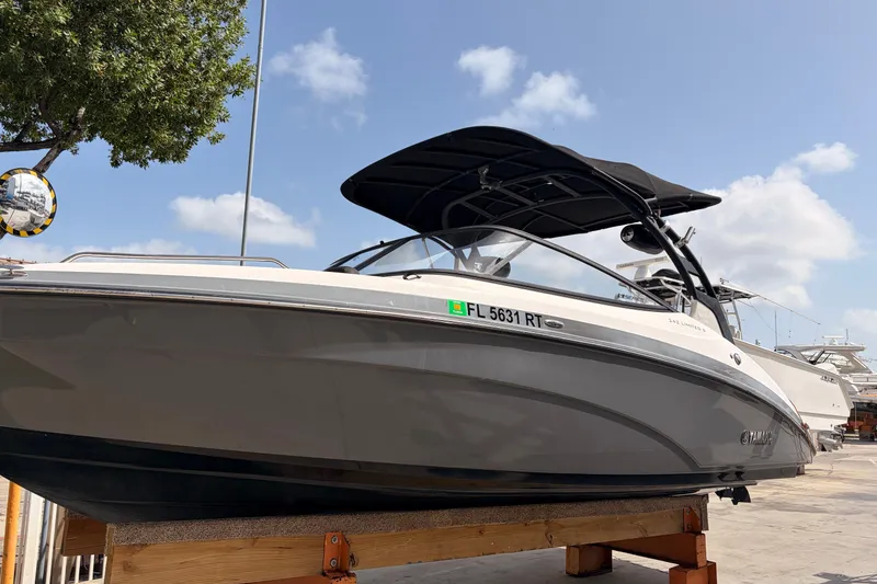 Slide: The Image of Yamaha 242 Limited S E-Series 2019 - 2