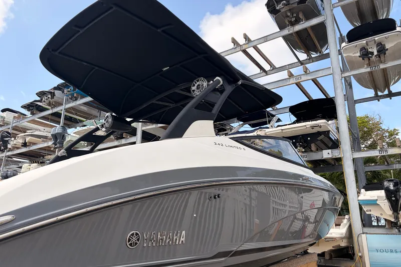 Slide: The Image of Yamaha 242 Limited S E-Series 2019 - 5