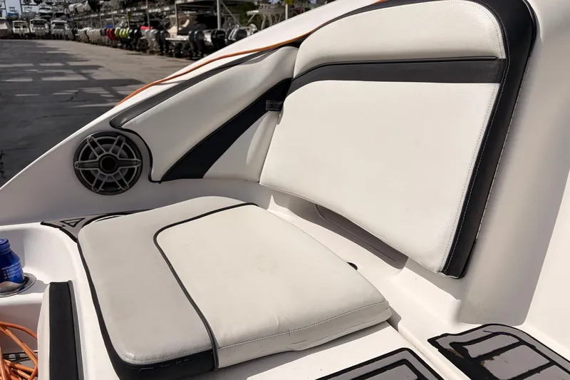 Slide: The Image of Yamaha 242 Limited S E-Series 2019 - 6