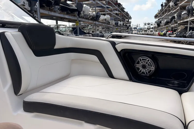 Slide: The Image of Yamaha 242 Limited S E-Series 2019 - 23