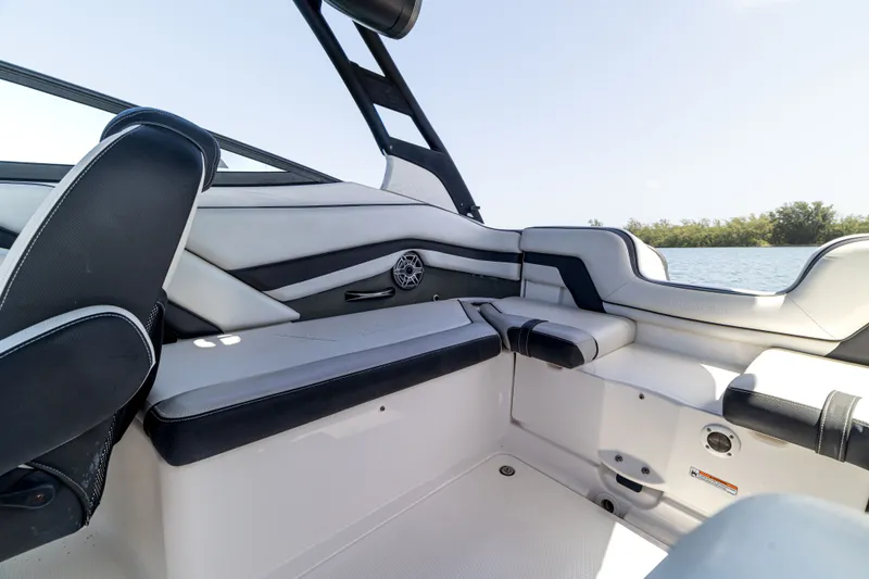Slide: The Image of Yamaha 242 Limited S E-Series 2019 - 10