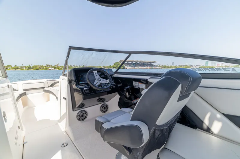 Slide: The Image of Yamaha 242 Limited S E-Series 2019 - 16