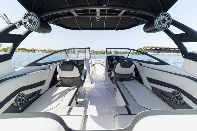 Slide: The Image of Yamaha 242 Limited S E-Series 2019 - 12