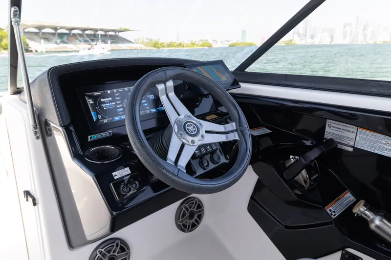 Slide: The Image of Yamaha 242 Limited S E-Series 2019 - 18