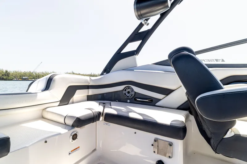 Slide: The Image of Yamaha 242 Limited S E-Series 2019 - 13