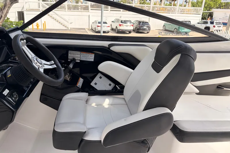Slide: The Image of Yamaha 242 Limited S E-Series 2019 - 14